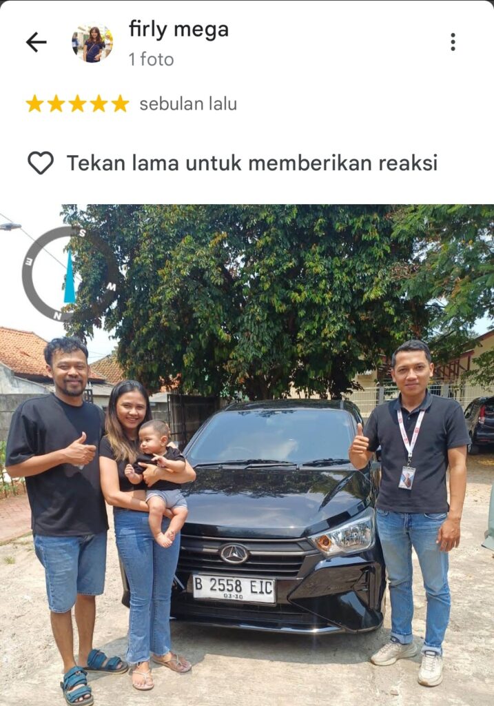 Testimoni bintang 5 Firly Mega, foto penyerahan mobil Daihatsu hitam kepada keluarga muda oleh amin sales marketing astra daihatsu depok.